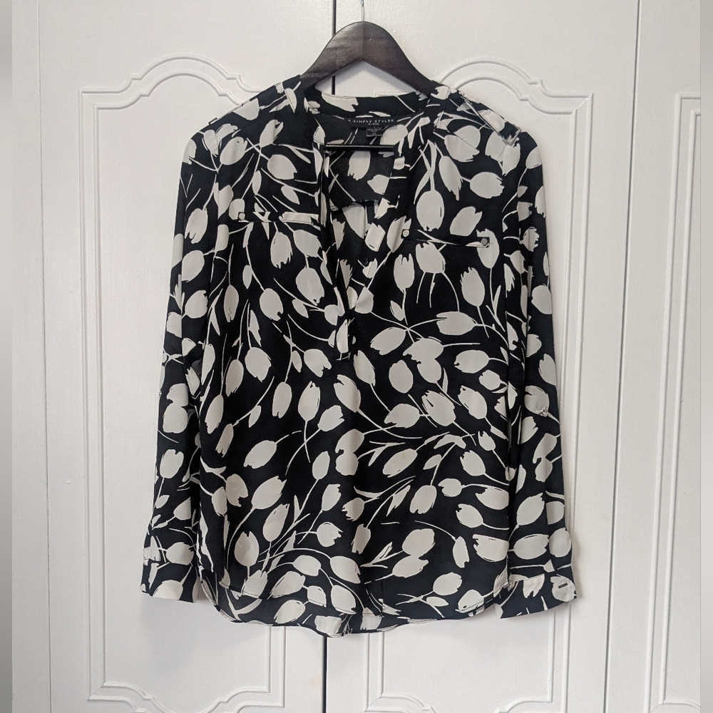 Simply Styled Black and White Relaxed Blouse With Tulip Print Size S